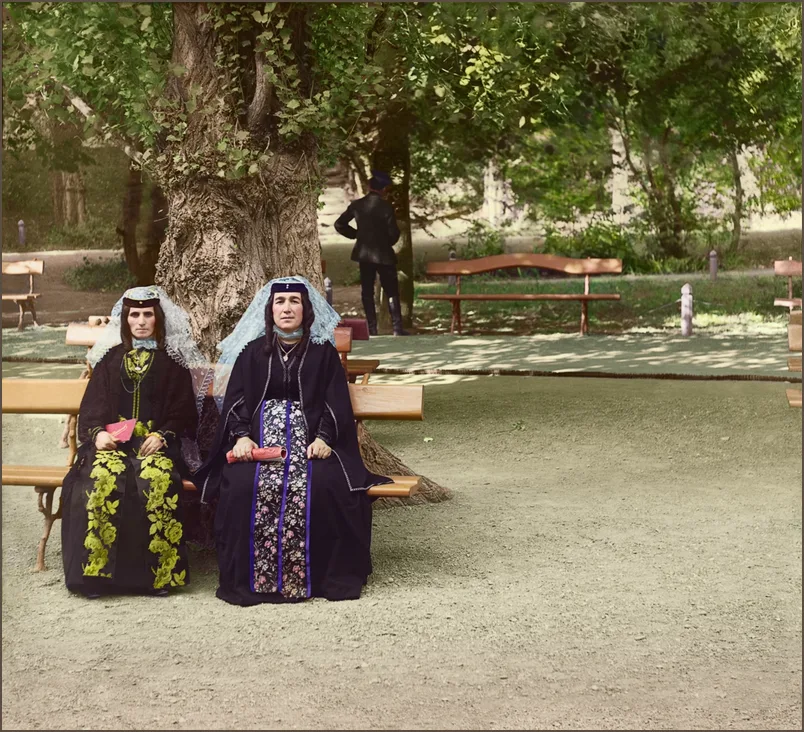 Прокудин-Горский — Грузинки в праздничном наряде. Боржомский парк